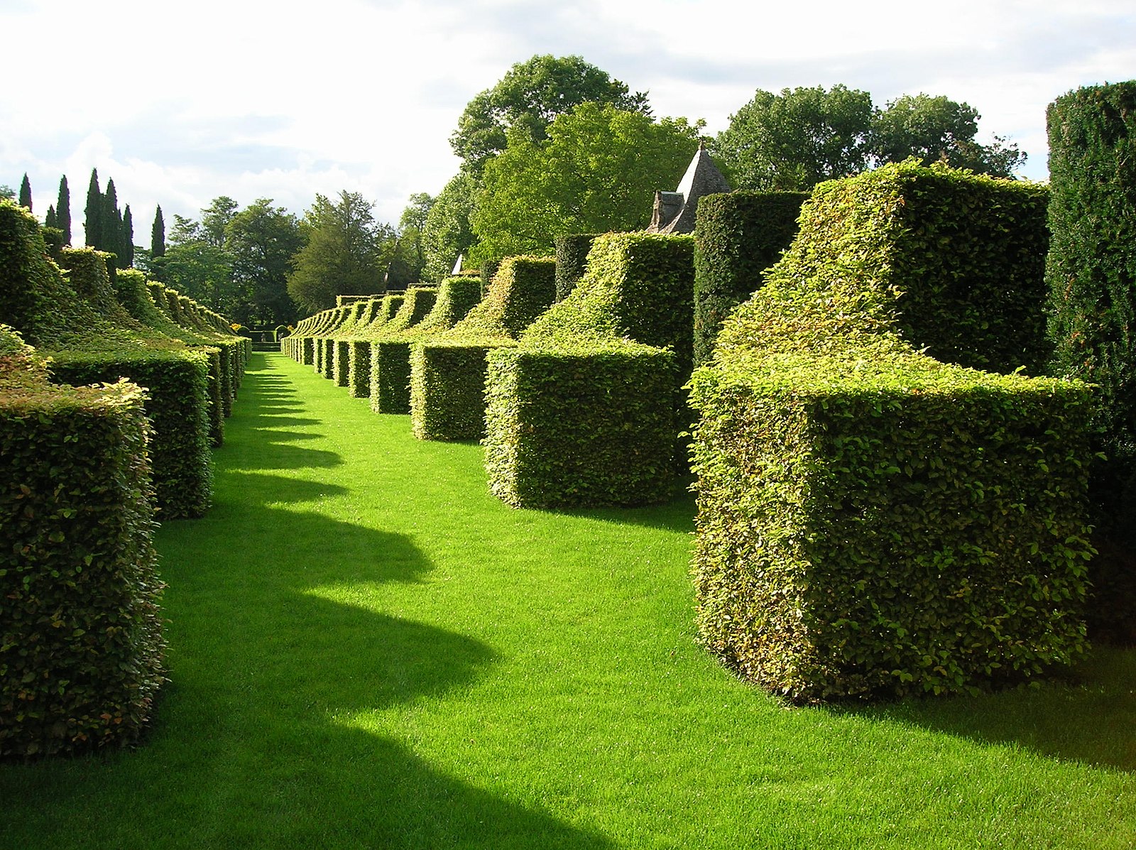 Manor d'Eyrignac, Dordogne, France Manor d'Eyrignac is a stunning 17th-century estate in France that boasts over 200 topiary creations. The gardens are a masterpiece of design, featuring sculpted hedges, spheres, cones, and intricate parterres.